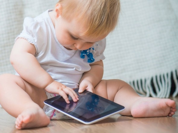 Non dare mai ai bambini il tablet prima di farli andare a dormire. Studio britannico afferma che i più piccoli perdono più di un quarto d’ora di sonno per ogni ora di utilizzo