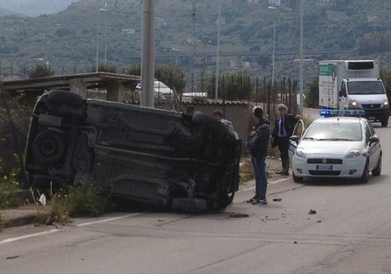 Incidente in via Agostino Novelli a Termini Imerese. Auto sbanda e si intraversa