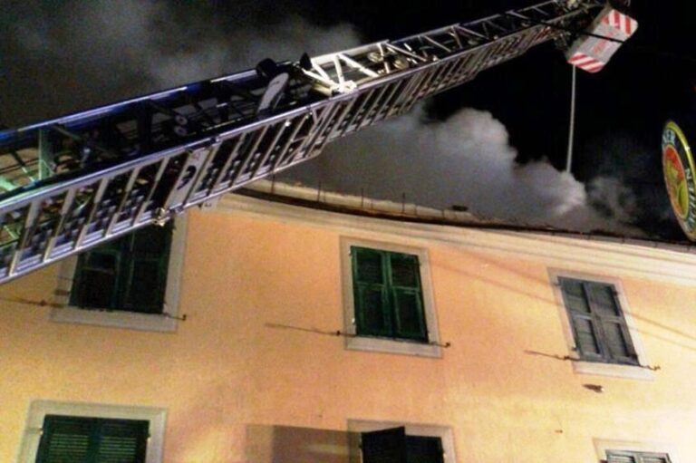 Casa in fiamme, famiglia si lancia dalla finestra per salvarsi