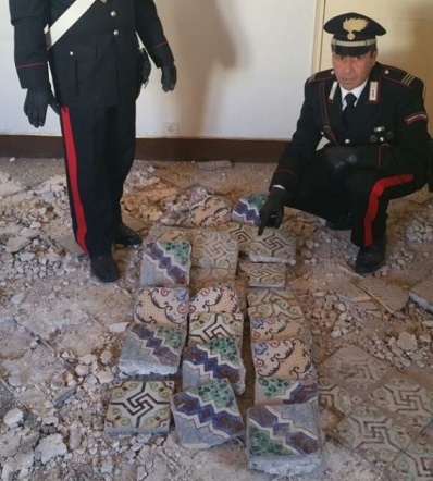 Rubano mattonelle in maiolica in una villetta di Castelbuono: Carabinieri arrestano tre giovani