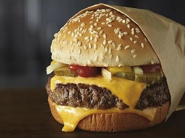 Trova una garza intrisa di sangue nell’hamburger di McDonald’s