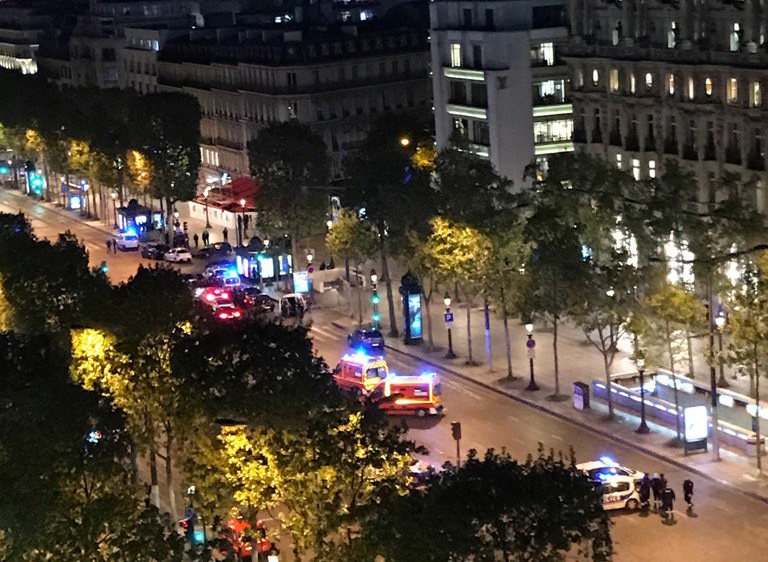 Attentato sugli Champs Elysees. Ucciso un poliziotto e un aggressore