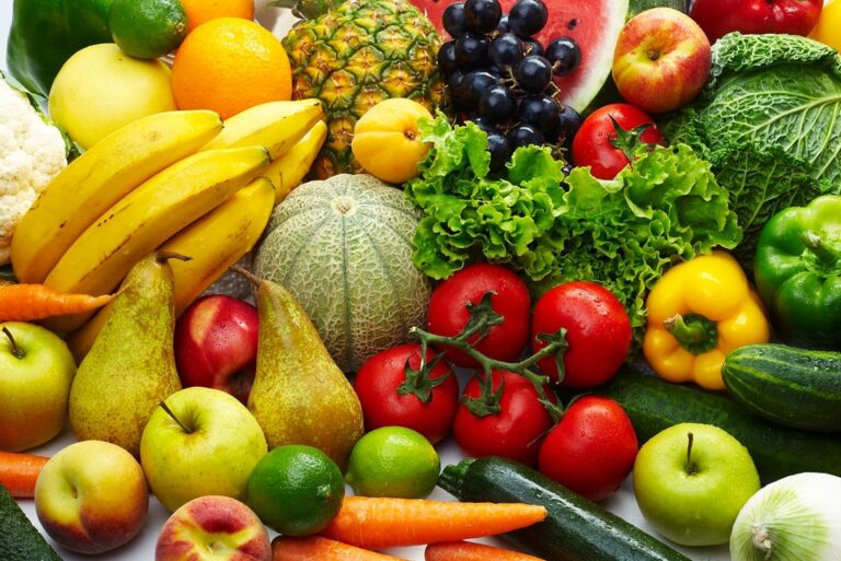 Vuoi vincere la depressione? Mangia ogni giorno frutta e verdura. Lo afferma uno studio dell’Università spagnola