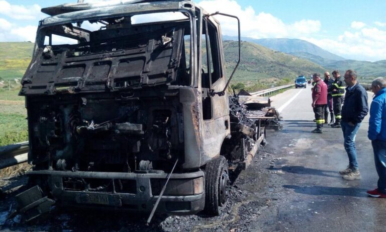 Autocarro in fiamme sulla A19