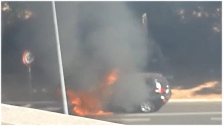Auto in fiamme sulla Palermo-Catania