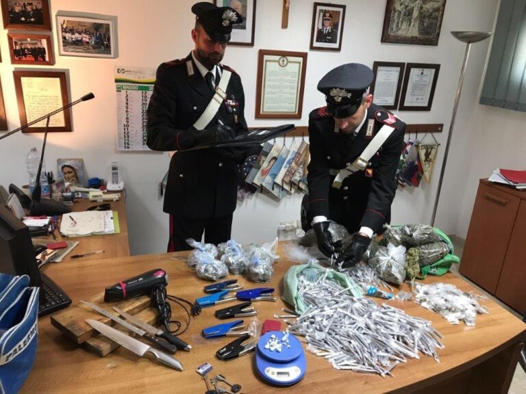 Deposito di droga sotto un edificio allo Zen scoperto dai carabinieri