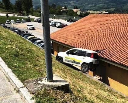 Auto di Poste italiane finisce sul tetto di una casa