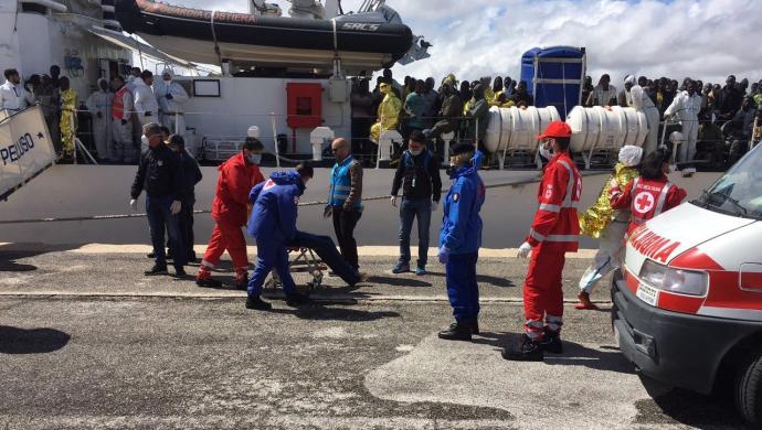 Prosegue lo sbarco di oltre mille migranti a Palermo, tra cui anche sette cadaveri