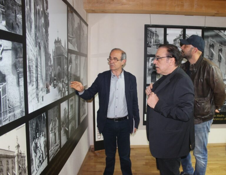 Nino Frassica a Ciminna visita la mostra “Il set de Il Gattopardo in 300 immagini”