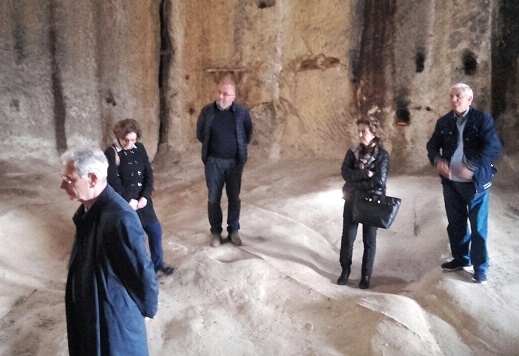 L’Assessore regionale ai BB. CC. Vermiglio visita le Grotte della Gurfa di Alia: “Ricerca e valorizzazione per approfondire l’origine di questa magnifica testimonianza”