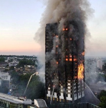 A Londra va a fuoco grattacielo. 30 feriti