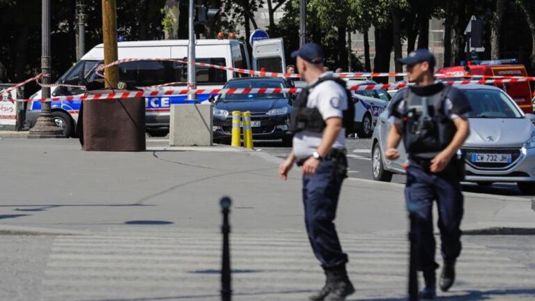 Auto si schianta contro la polizia a Parigi