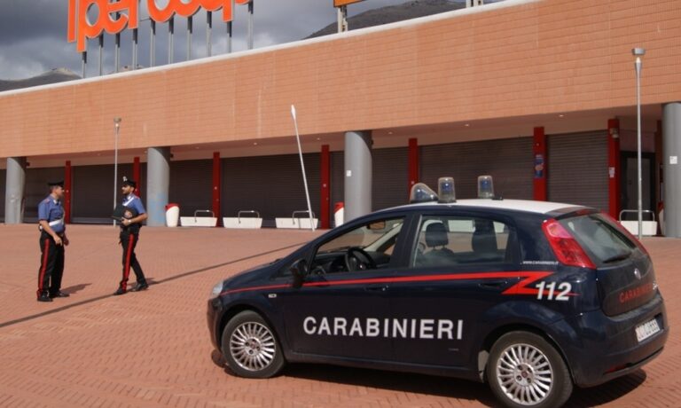 Rubava creme solari, abbronzanti e doposole in un centro commerciale. Arrestato dai Carabinieri