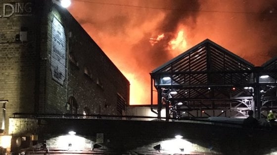 A Londra un altro incendio. Brucia Camden Market