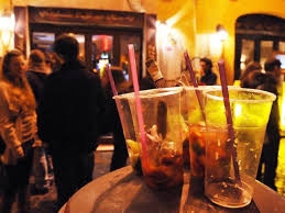 A Roma alcool vietato da mezzanotte. Non nel municipio di Raggi