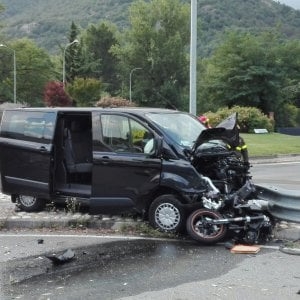 Travolge col furgone una moto. Un morto ed un ferito