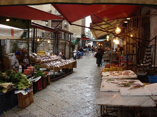 Sparatoria al mercato del Capo a Palermo. Un morto
