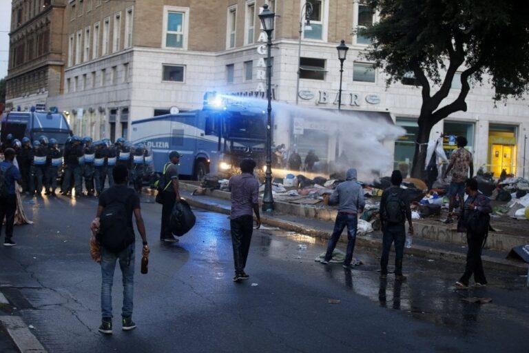 Cariche di polizia a Roma per sgomberare un palazzo occupato da immigrati