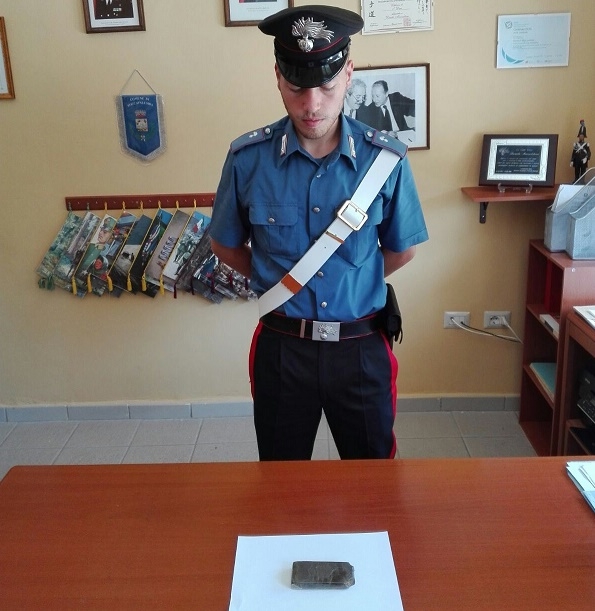 Tenta di disfarsi di un panetto di hashish. I carabinieri arrestano una 26enne di Roccapalumba