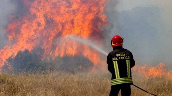 A Ragusa arrestato pompiere volontario piromane. 14 indagati