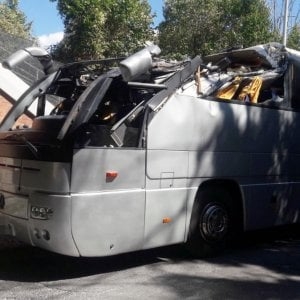 A Roma pullman turistico si incastra sotto un ponte