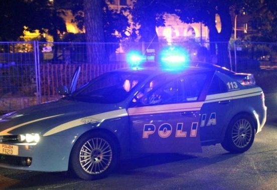 Tentano di rubare due auto durante la notte. Arrestati dalla polizia