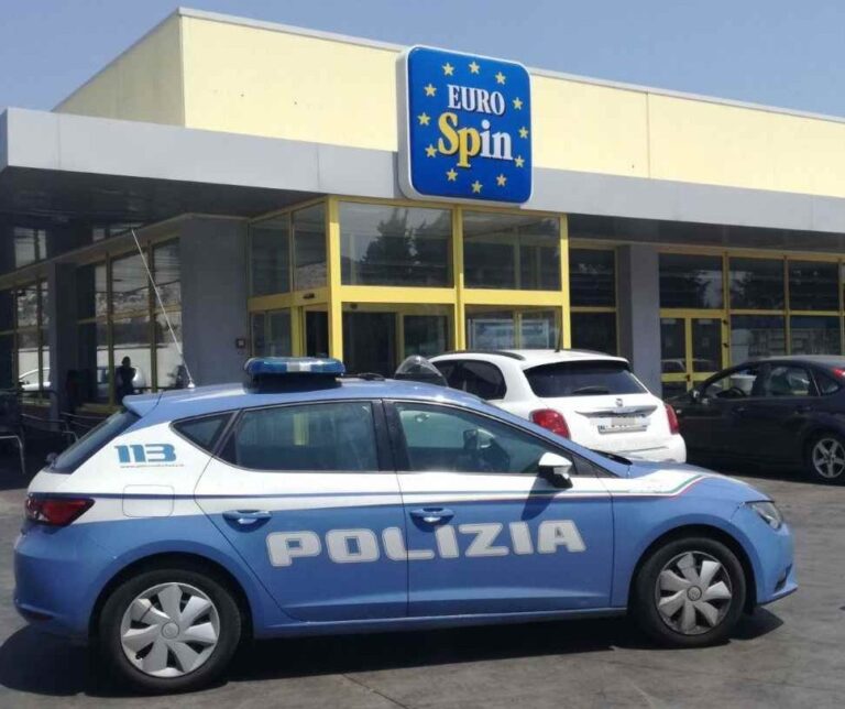 Poliziotti liberi dal servizio bloccano due giovani che stavano rapinando il supermercato