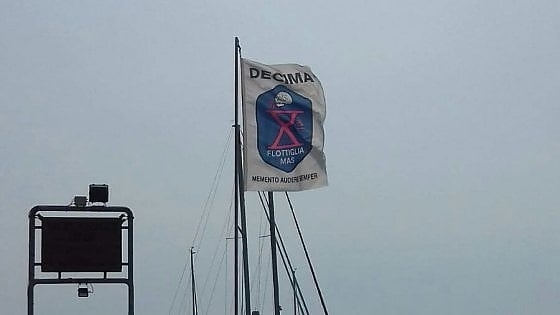 Bandiera Decima Mas su pontile a Lipari