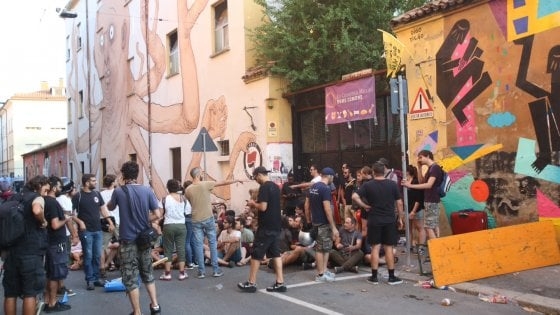 Polizia sgombera centro sociale a Bologna