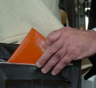 Fantasie criminali: borseggiatore con finto braccio ingessato sottrarre  portafoglio a ignaro passaggero - Esperonews