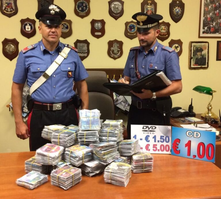 I Carabinieri sequestrano 1000 CD e DVD contraffatti. Denunciate due persone