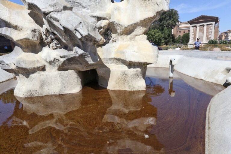 A Roma vandali versano olio motore in una fontana