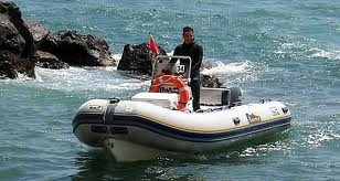 A Cagliari un gommone finisce sugli scogli. Due morti e due feriti