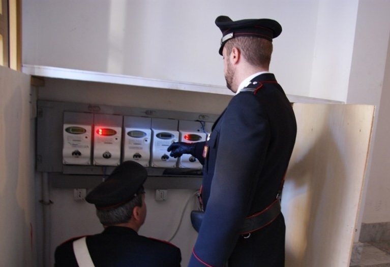 Furto di energia elettrica: denunciati dai Carabinieri gli occupanti di un intero stabile e arrestato un uomo