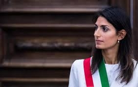 La procura di Roma ha chiesto il rinvio a giudizio per Raggi per falso