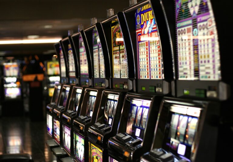 Polizia identifica autori violenta aggressione al responsabile di una sala giochi