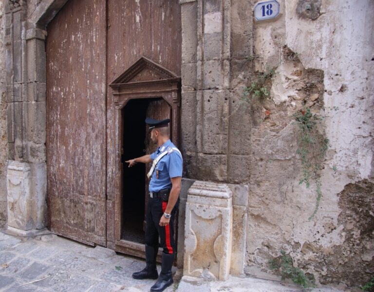 Rubano da deposito privato. Arrestati tre giovani