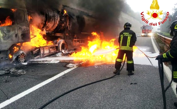 Incendio autocisterna. Chilometri di coda sulla A19. Traffico in tilt a Termini Imerese