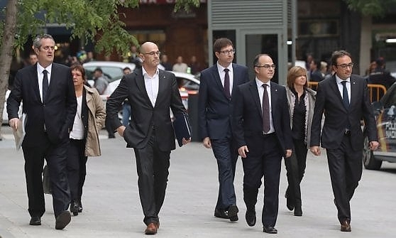 Indipendenza della Catalogna. Carcere per vicepresidente e ministri. Chiesto mandato d’arresto europeo per Puigdemont