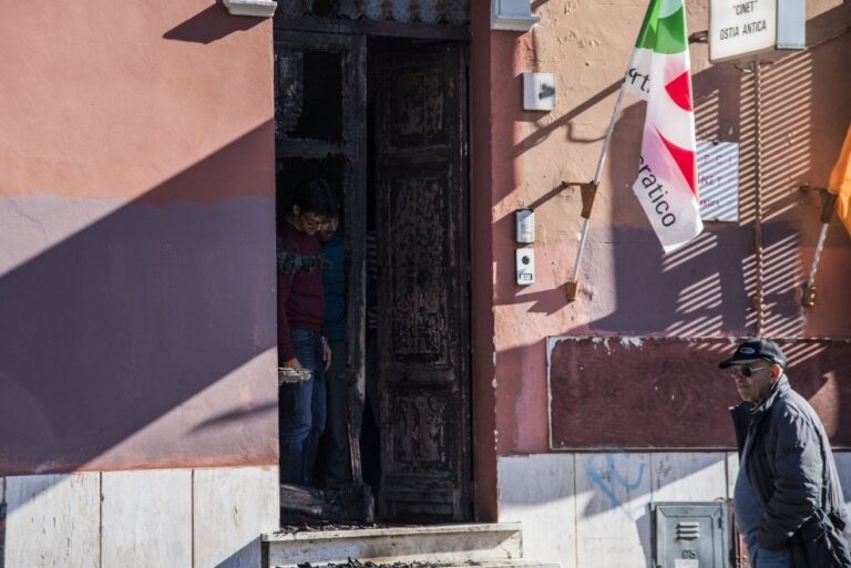 Ostia, danno fuoco al portone del circolo Pd