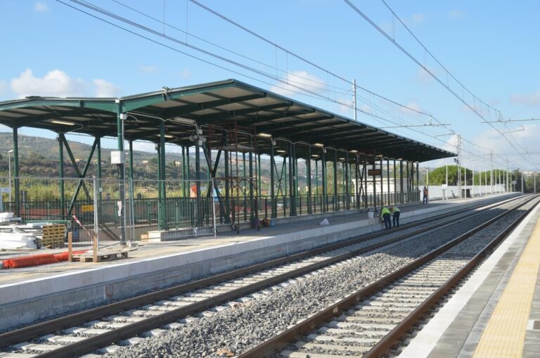 I pendolari di Lascari scrivono a Trenitalia: chiedono la fermata del treno 3771 proveniente da Messina