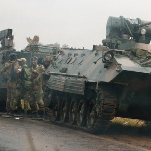 In Zimbabwe esplosioni nella capitale, ma i militari escludono il golpe