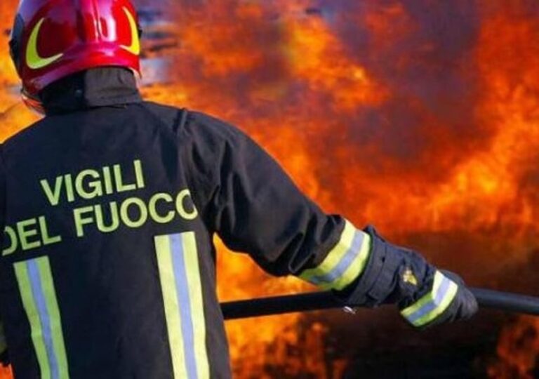 Grave incidente in autostrada vicino Trabia: entra contromano, si scontra con altra auto e prende fuoco