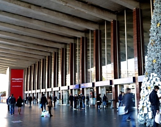 Natale, prezzi aerei e treni alle stelle: protesta dell’Unione dei Consumatori