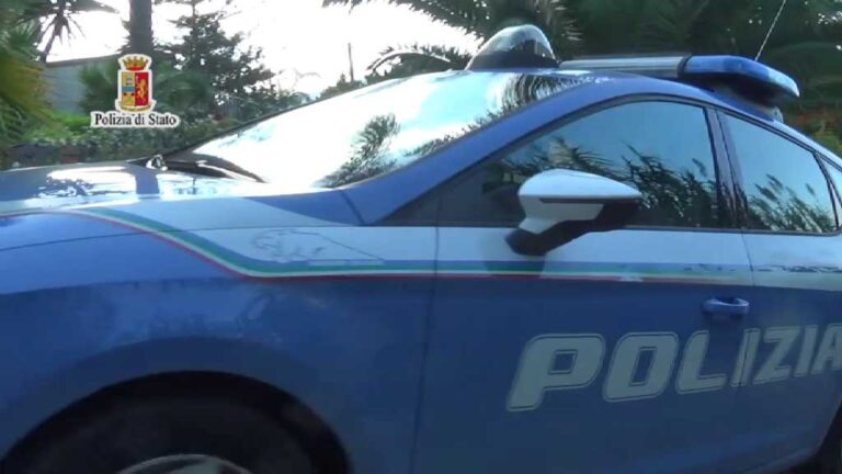 La Polizia sottopone a fermo amministrativo un ciclomotore. Il proprietario va in escandescenze e si scaglia contro gli agenti. Arrestato