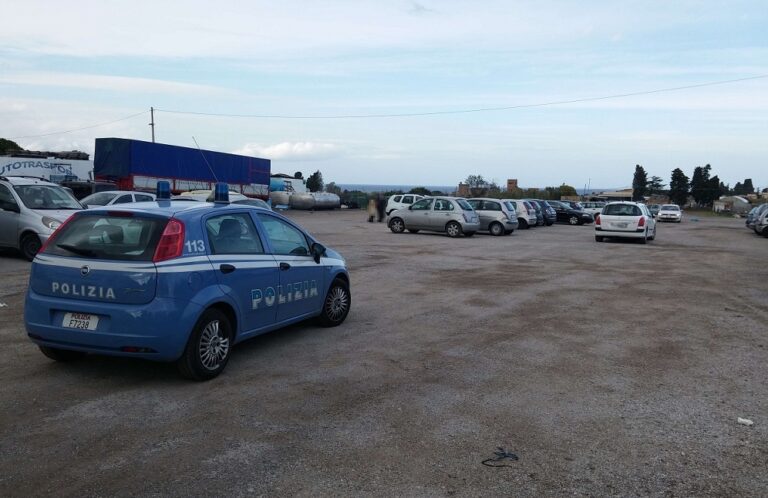 Aprono un parcheggio di 300 metri a cielo aperto, limitrofo al mercatino settimanale. Ma era abusivo