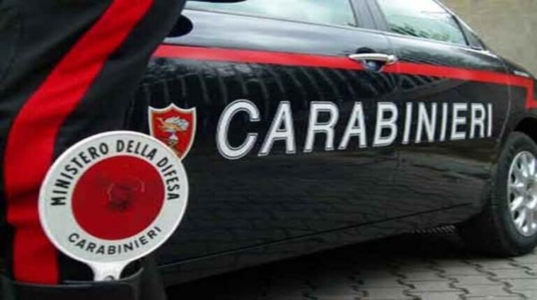 Lo fermano alla guida del motorino, ma era rubato: denunciato per ricettazione