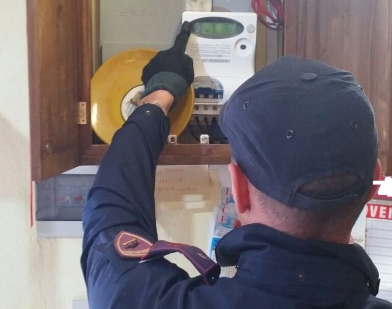 Ventisei persone di uno stabile rifornivano abusivamente di luce le proprie abitazioni. Tutti denunciati dalla Polizia