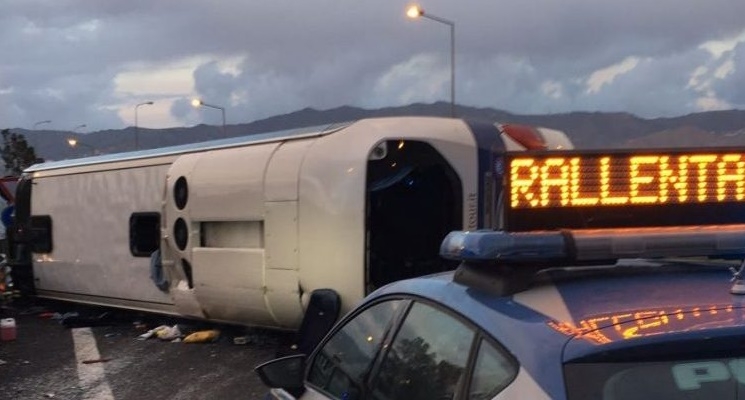 Pullman con 45 persone si ribalta allo svincolo di Villa San Giovanni: 15 i feriti