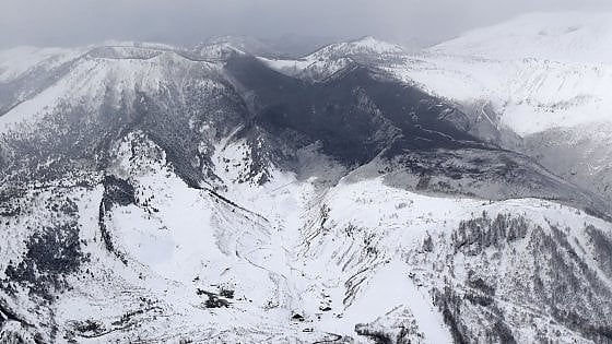 In Giappone eruzione e valanga di neve sulle piste da sci